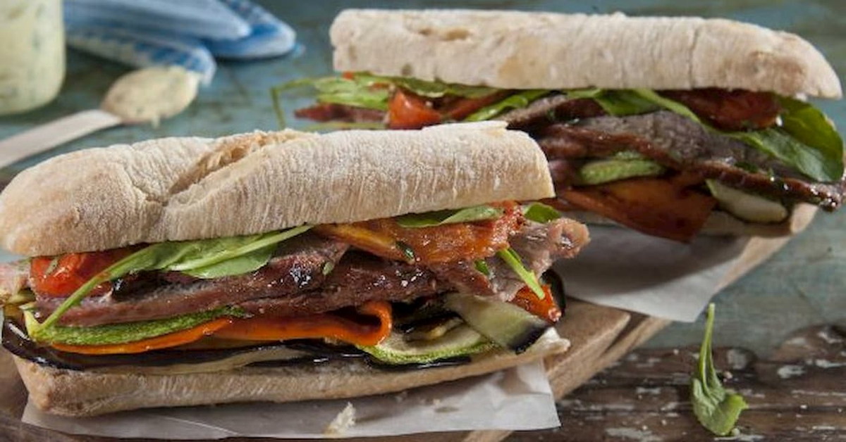 Sándwich gourmet de carne asada. Sándwich gourmet de carne asada.