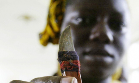 La mutilación genital femenina es un tipo de violencia de género que afecta a unas tres millones de niñas por año y cuya consecuencia es que, en la actualidad, haya en el mundo un total de más de 200 millones de víctimas, según el Fondo de Población de las Naciones Unidas. Foto: Télam La mutilación genital femenina es un tipo de violencia de género que afecta a unas tres millones de niñas por año y cuya consecuencia es que, en la actualidad, haya en el mundo un total de más de 200 millones de víctimas, según el Fondo de Población de las Naciones Unidas. Foto: Télam