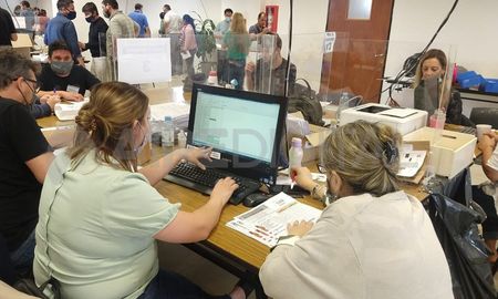 El escrutinio definitivo de las elecciones Paso provinciales finalizó el martes 21 y un día después quedaron proclamadas en forma oficial las listas para las generales. El escrutinio definitivo de las elecciones Paso provinciales finalizó el martes 21 y un día después quedaron proclamadas en forma oficial las listas para las generales.