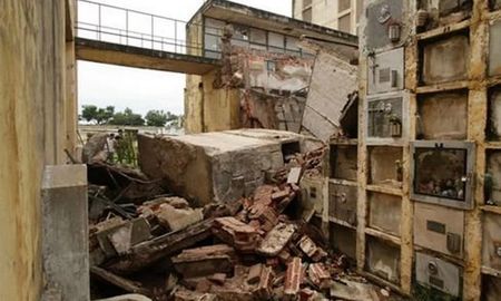 Cientos de nichos se vieron afectados por el derrumbe de una sección del cementerio municipal Cientos de nichos se vieron afectados por el derrumbe de una sección del cementerio municipal