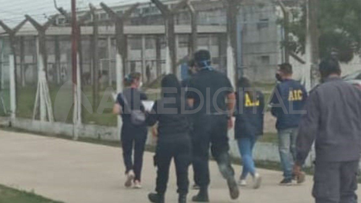 Peritos de la AIC dentro de la cárcel de Las Flores.