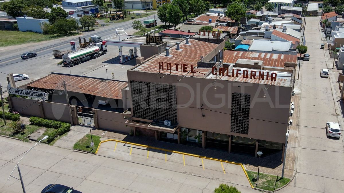 Tras el paso del tornado el interior del hotel era un caos. Un poste de teléfono entró por el frente del hotel y llegó hasta la administración, los cables echaban chispas.
