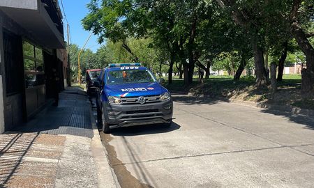 La policía llegó al lugar y realizó las primeras actuaciones del robo. La policía llegó al lugar y realizó las primeras actuaciones del robo.