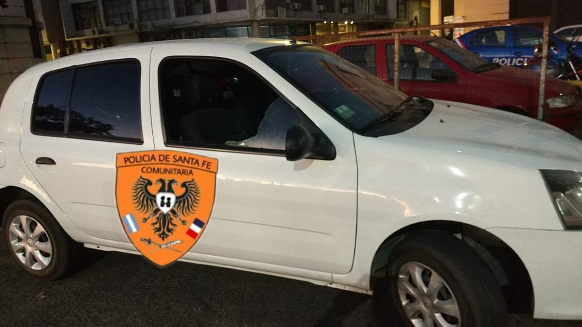 El Renault Clio fue hallado un rato después por agentes de la Policía Comunitaria.