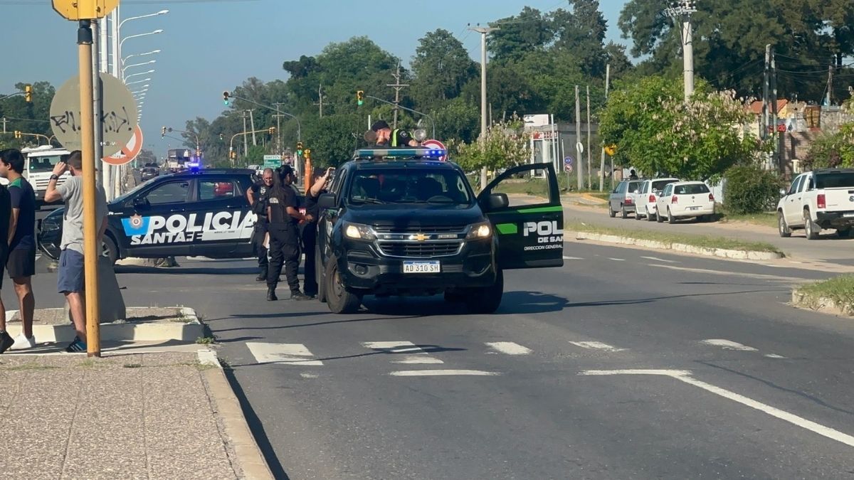 Choque entre un auto y una moto en ruta 1.