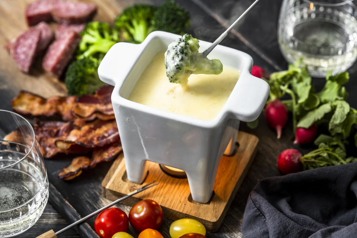 La fondue de queso es perfecta para acompañar panes o verduras. La fondue de queso es perfecta para acompañar panes o verduras. 
