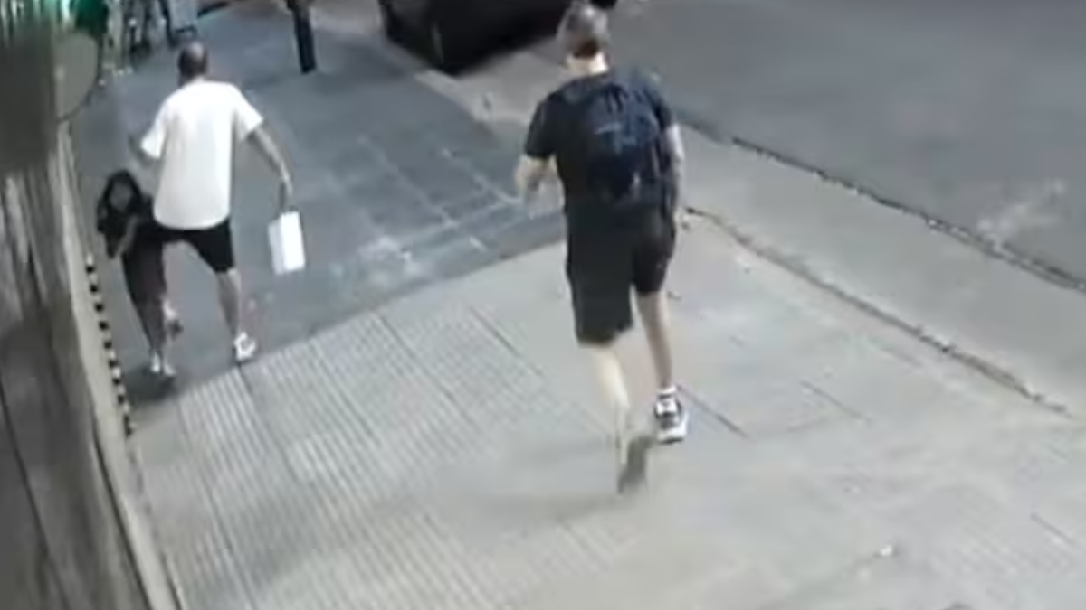 El momento de la agresión del hombre a la niña. Foto: Captura de video.