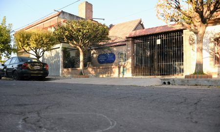 El lunes por la tarde, cuatro hombres armados a bordo de un Peugeot 408 dispararon a mansalva contra la gente que se encontraba en la puerta de una sala de velorios unicada en Teniente Agneta y Pellegrini, en la ciudad de Rosario. El lunes por la tarde, cuatro hombres armados a bordo de un Peugeot 408 dispararon a mansalva contra la gente que se encontraba en la puerta de una sala de velorios unicada en Teniente Agneta y Pellegrini, en la ciudad de Rosario.