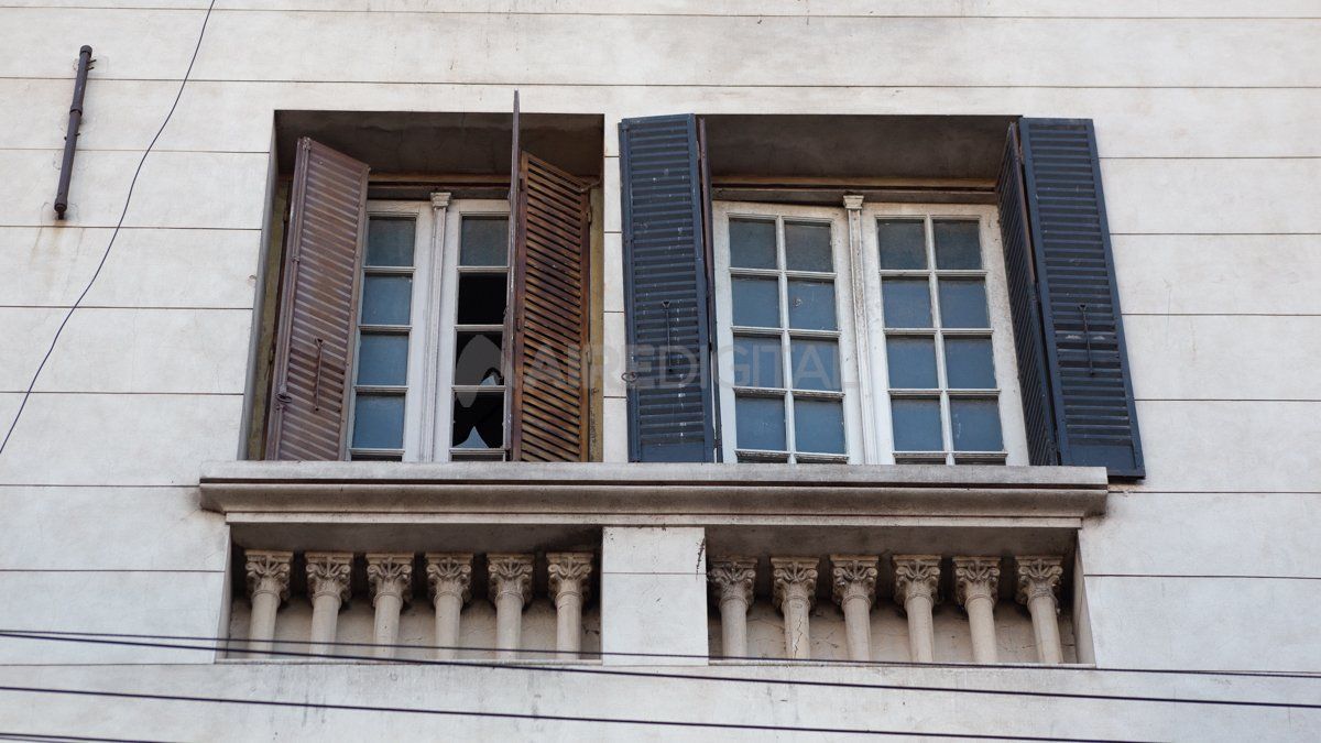 En el edificio Ritz las puertas y ventanas de los balcones permanecen abiertas y con los vidrios rotos.