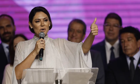 La ex primera dama de Brasil Michelle Bolsonaro prometió ocuparse de las personas que más lo necesitan. La ex primera dama de Brasil Michelle Bolsonaro prometió ocuparse de las personas que más lo necesitan.