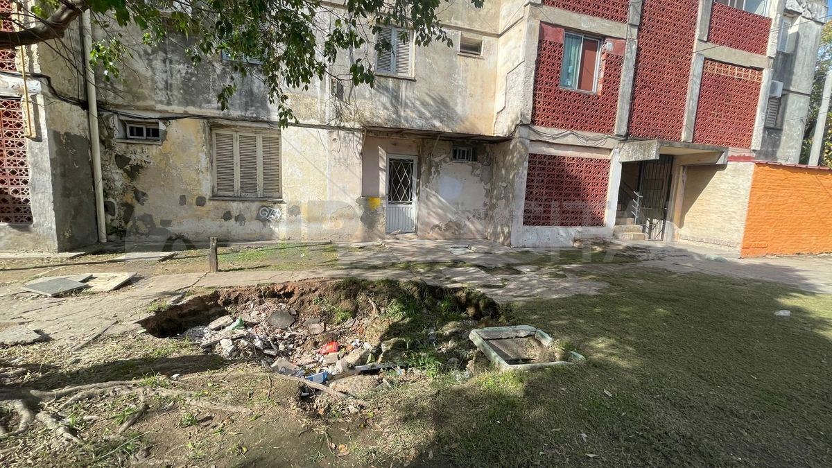 Los socavones se generan en las veredas y también dentro de las casas.