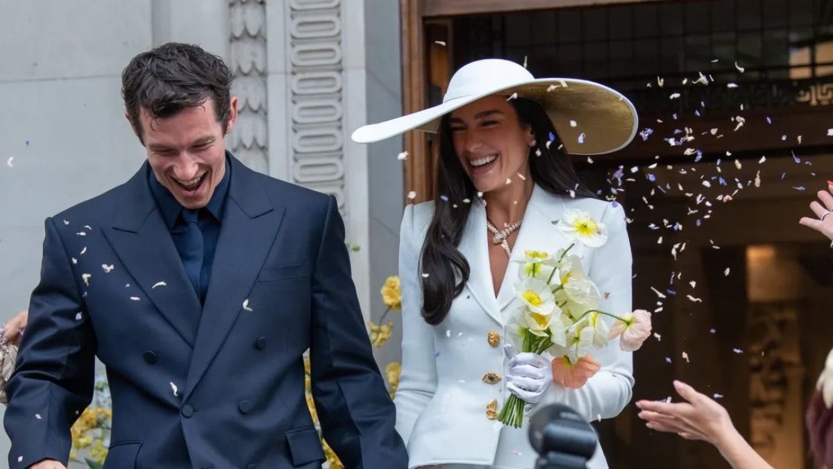 Dua Lipa y Callum Turner se retiraron en taxi tras dar el sí en el registro civil de Londres.