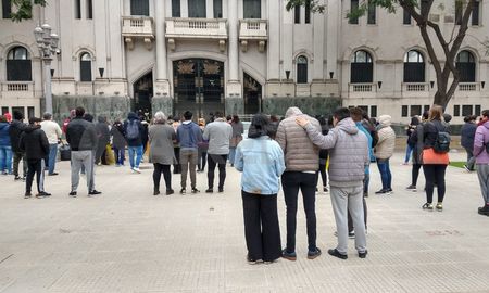 Los manifestantes esperaron que se retiraran los imputados. Los manifestantes esperaron que se retiraran los imputados.