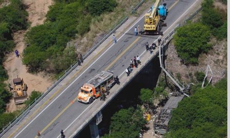 El colectivo oficial de la fuerza trasladaba a 50 gendarmes El colectivo oficial de la fuerza trasladaba a 50 gendarmes