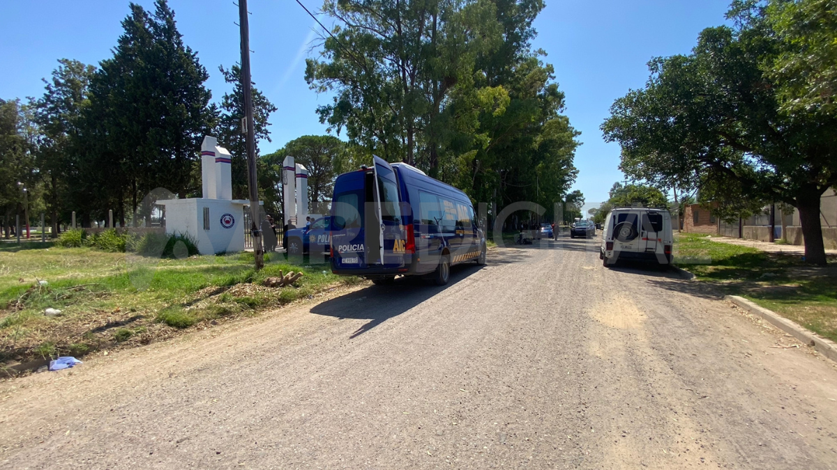 Personal policial y de AIC llevan adelante las pericias en el lugar del ataque.