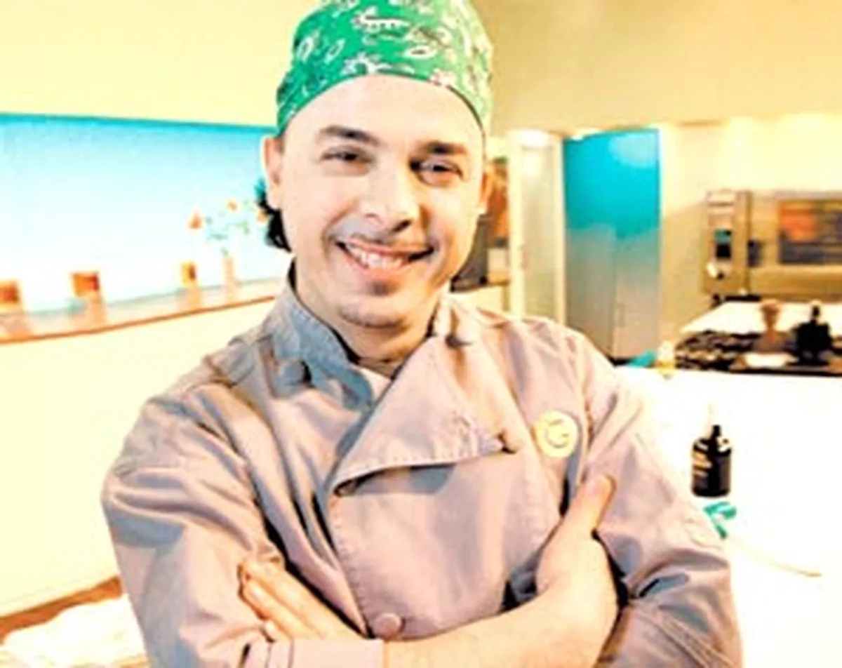 Al comienzo de su carrera, Donato de Santis siempre usaba bandanas coloridas al cocinar. Al comienzo de su carrera, Donato de Santis siempre usaba bandanas coloridas al cocinar.