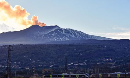 foto: el volcan etna exhala una fumarola a puro amor foto: el volcan etna exhala una fumarola a puro amor