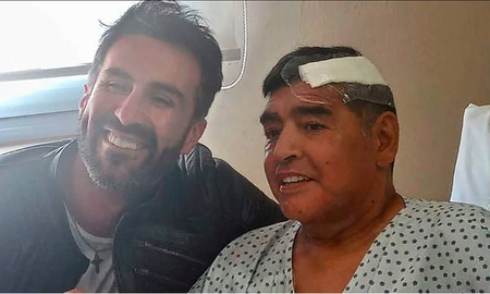 Diego Armando Maradona se llamó, en una suerte de ficción médica, Ariel Gómez durante su internación en la Clínica Olivos, donde fue operado por un hematoma subdural y externado cuando aún no estaban dadas las condiciones para ello. Diego Armando Maradona se llamó, en una suerte de ficción médica, Ariel Gómez durante su internación en la Clínica Olivos, donde fue operado por un hematoma subdural y externado cuando aún no estaban dadas las condiciones para ello.