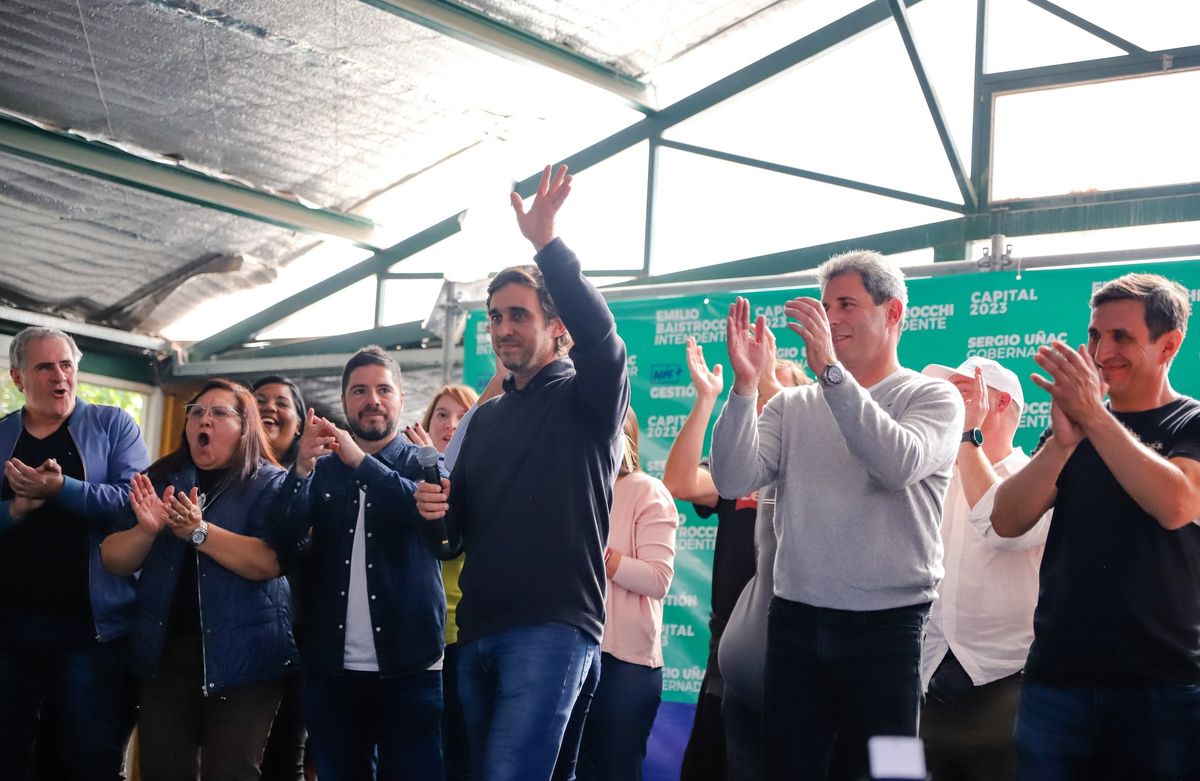 Emilio Baistrocchi, candidato a intendente de la ciudad de San Juan (en el centro de la imagen), junto al gobernador Sergio Uñac (de suéter gris, a su lado).