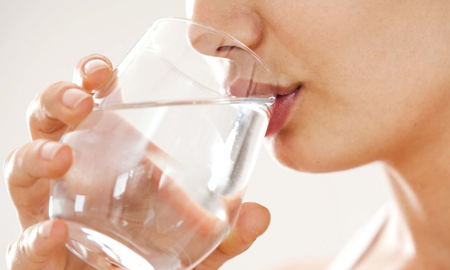 El agua es fundamental para mantener la concentración y el rendimiento mental cada día. El agua es fundamental para mantener la concentración y el rendimiento mental cada día.