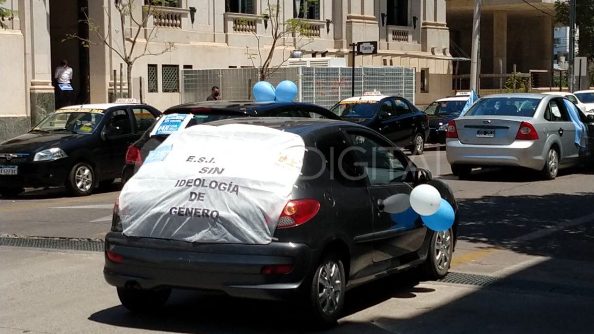 Padres y madres autoconvocados manifestaron su rechazo al proyecto de ley de ESI aprobado en Cámara de Diputados.