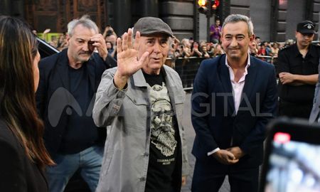 El músico catalán participó esta noche de la inauguración de la esquina Serrat-Fontanarrosa, ubicada en el cruce de las calles Santa Fe y Sarmiento de Rosario, donde está situado el bar El Cairo. El músico catalán participó esta noche de la inauguración de la esquina Serrat-Fontanarrosa, ubicada en el cruce de las calles Santa Fe y Sarmiento de Rosario, donde está situado el bar El Cairo.