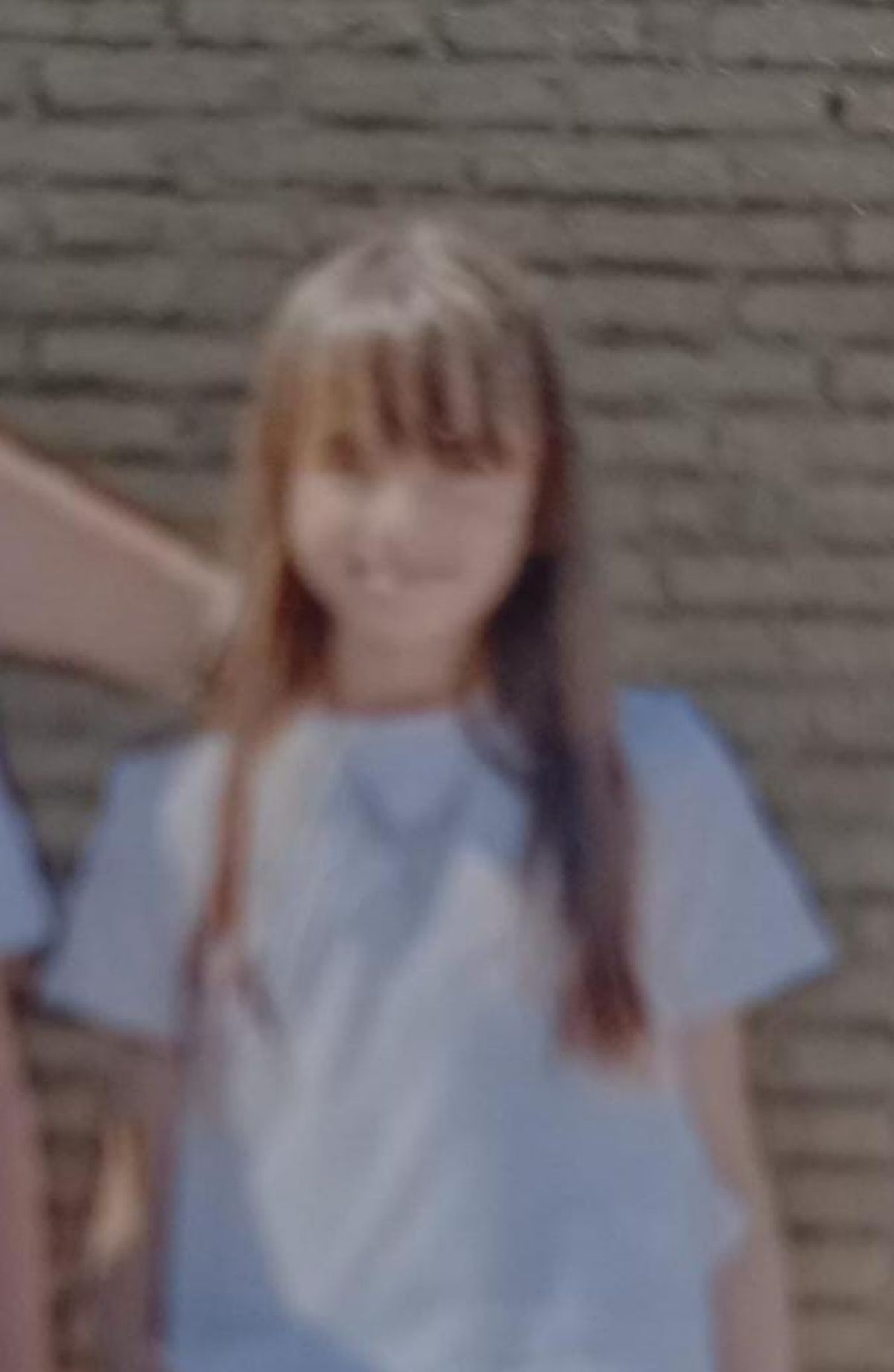 Estefanía Villalba Lucero tiene tez blanca, ojos marrones, cabellos castaños largos, 1,40 de estatura y contextura delgada. 