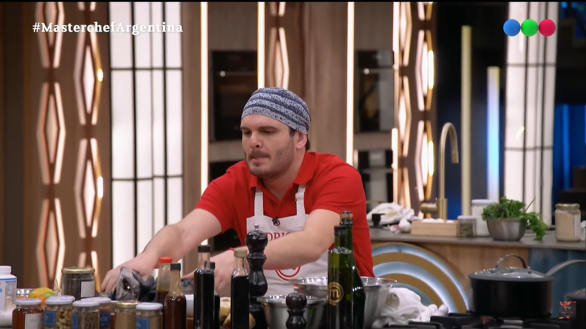 Rodolfo de MasterChef le dijo "ridículo" a Rodrigo por sentarse en el tacho de basura. Rodolfo de MasterChef le dijo "ridículo" a Rodrigo por sentarse en el tacho de basura.