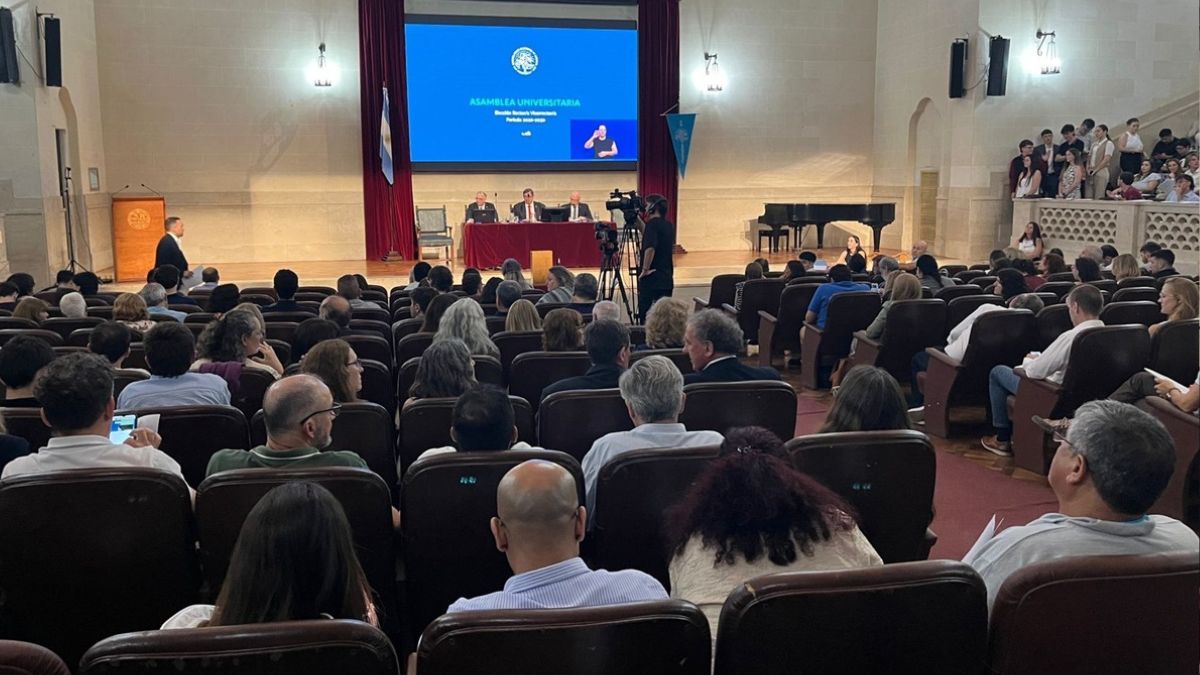 La Asamblea Universitaria reconoció con su voto el trabajo de más de un siglo de mujeres que investigaron, enseñaron, hicieron extensión y fortalecieron la UNL. La Asamblea Universitaria reconoció con su voto el trabajo de más de un siglo de mujeres que investigaron, enseñaron, hicieron extensión y fortalecieron la UNL.