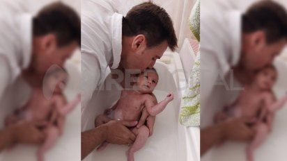 El momento más esperado del día, para los integrantes de la familia, es el del baño de la niña. Le &nbsp;encanta el agua y la relaja muchísimo, afirmó el papá.