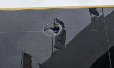 Apedrearon el micro de Lanús cuándo llegaban al estadio nacional de Chile. Apedrearon el micro de Lanús cuándo llegaban al estadio nacional de Chile.