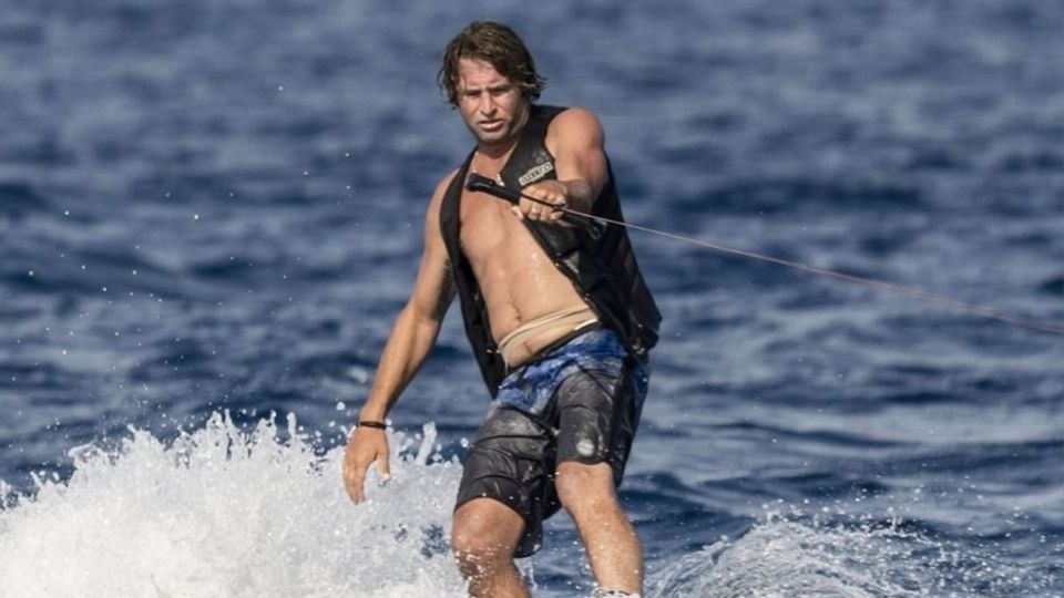 Sean McInerney casi es devorado por tiburones.