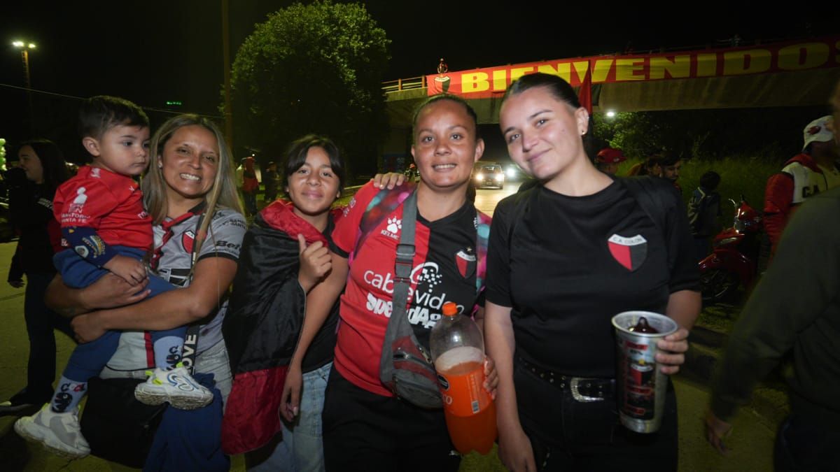 Las hinchas sabaleras, presentes en el cumpleaños rojinegro. Las hinchas sabaleras, presentes en el cumpleaños rojinegro.