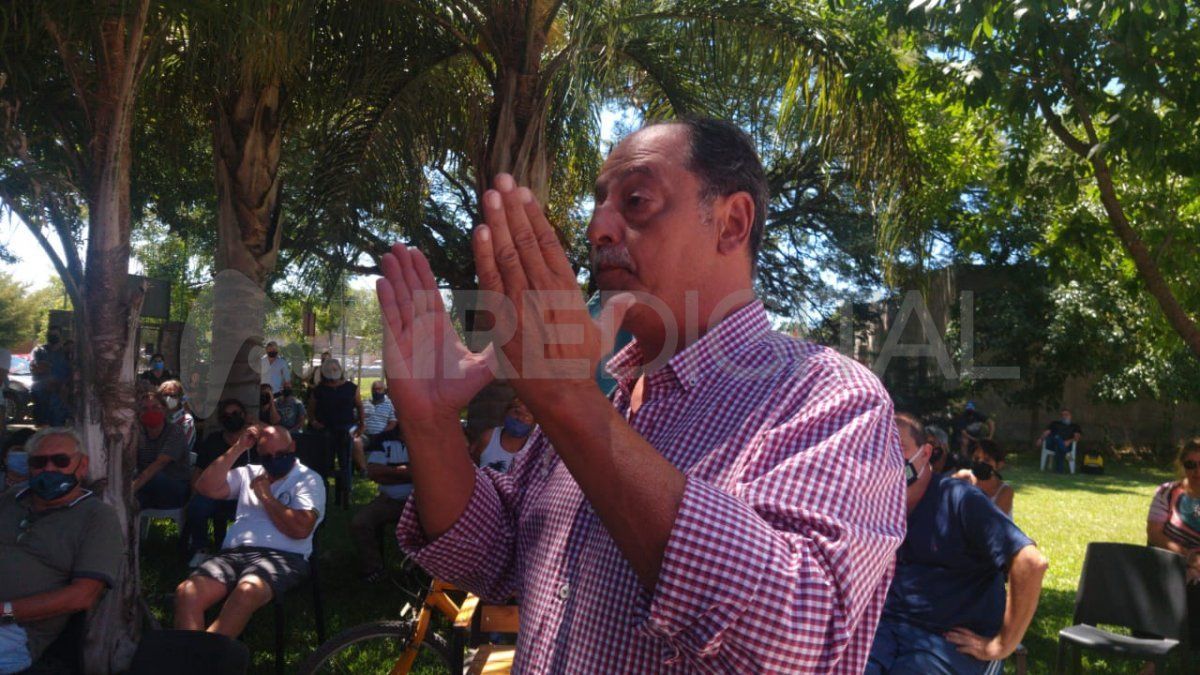 Los vecinos manifestaron su disconformidad por la inseguridad en Sauce Viejo ante los funcionarios.