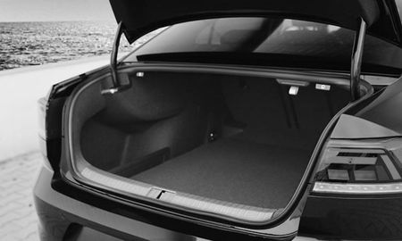 El baúl del auto no debe usarse como un almacén para cualquier tipo de objeto. El baúl del auto no debe usarse como un almacén para cualquier tipo de objeto.
