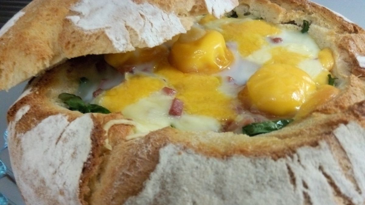 Pan con relleno cremoso de brócoli y queso cheddar