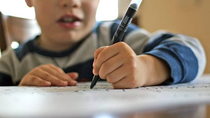 Tiene 9 años, lo retaban por dibujar en clase y su arte en el papel decoró un restaurante