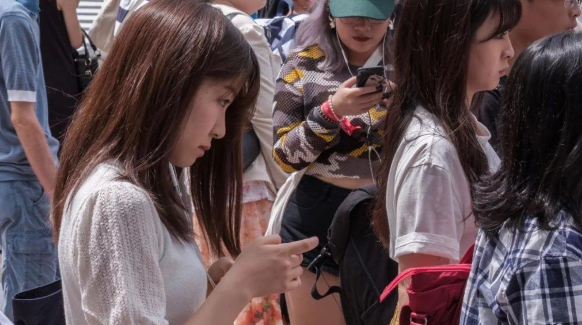 Una ciudad china empezó a multar a los peatones que cruzan mirando el celular