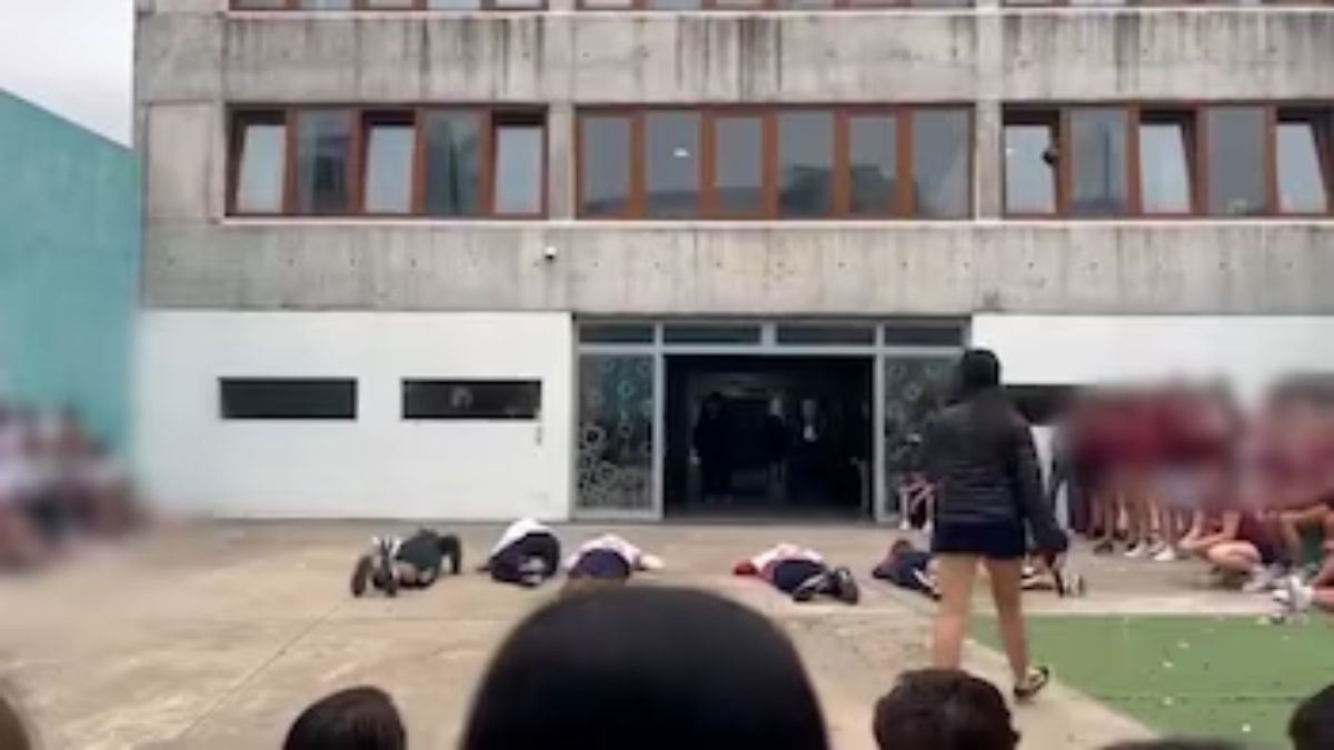 Los alumnos de la promo 2026 eligieron realizar un simulacro de fusilamiento para presentar los nuevos buzos de egresados.