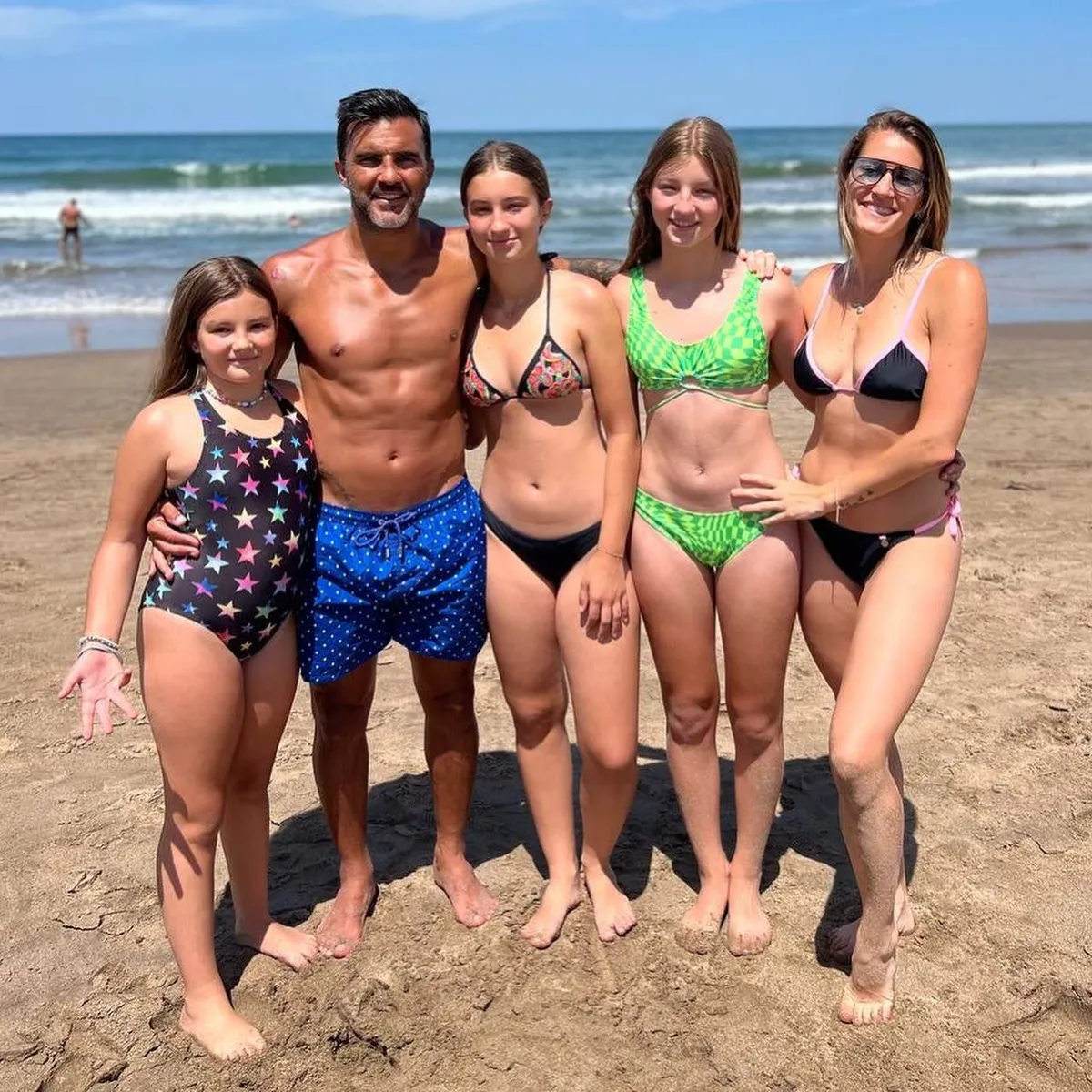 Fabián Cubero junto a sus tres hijas y Mica Viciconte.