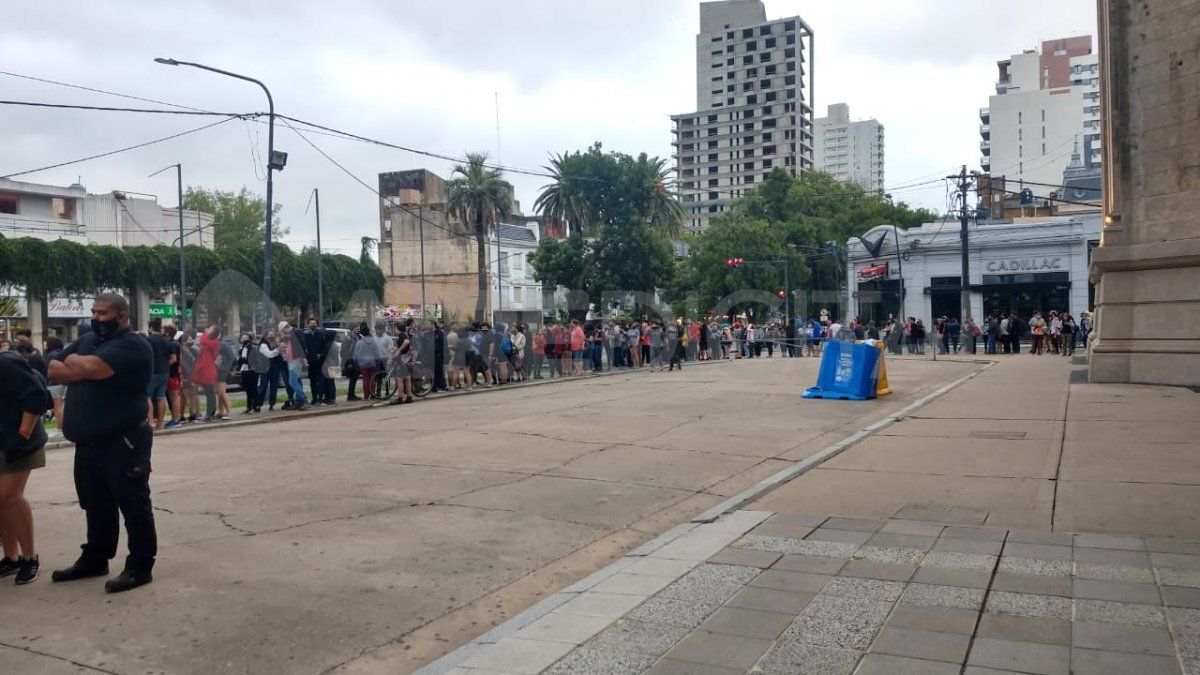 Convención anime en la Estación Belgrano: polémica por la gran cantidad de gente en la vereda 