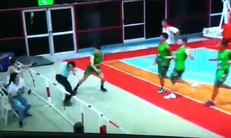 El momento en el que un jugador de CRC golpea a un árbitro por la ARBB. El momento en el que un jugador de CRC golpea a un árbitro por la ARBB.