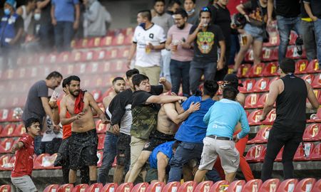 Una gresca masiva dejó un saldo de decenas de heridos y muertos durante el partido entre Querétaro y Atlas por la Primera División de México. Una gresca masiva dejó un saldo de decenas de heridos y muertos durante el partido entre Querétaro y Atlas por la Primera División de México.
