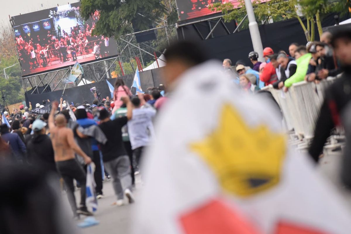 Desde todo el país, los fanáticos del Indio Solari llegaron a Avellaneda para el último adiós al popular músico.
