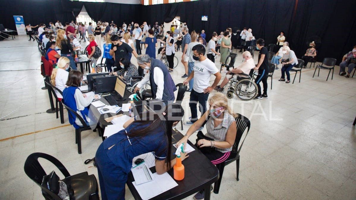 A diario se aplican más de 1.900 dosis de vacunas en la Esquina Encendida.