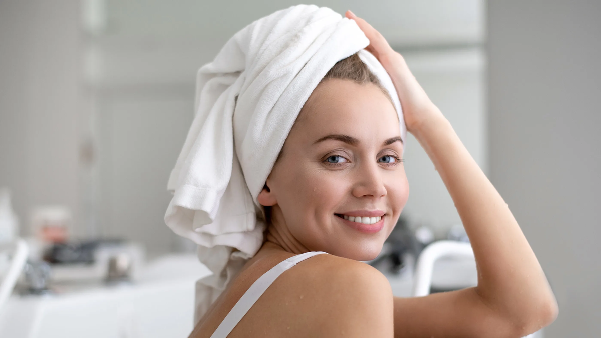 La toalla con la que te secas el cabello tiene que ser de microfibra.