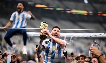 Al ritmo del hitazo de los 90, el video va mezclando imágenes icónicas de la Selección Argentina en los Mundiales de 1978, 1986 y 2022.