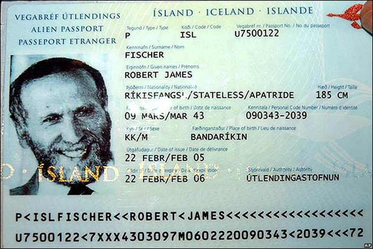 Tras estar prófugo durante 12 años, el 13 de julio de 2004 fue detenido en Japón y solicitó asilo en Islandia. El 21 de marzo de 2005, el pedido de la ciudadanía de Fischer fue tratado por el Alpingi (parlamento). La sesión, con 42 legisladores presentes, arrojó 40 votos por el já (sí) y dos foröast (abstenciones). Tras estar prófugo durante 12 años, el 13 de julio de 2004 fue detenido en Japón y solicitó asilo en Islandia. El 21 de marzo de 2005, el pedido de la ciudadanía de Fischer fue tratado por el Alpingi (parlamento). La sesión, con 42 legisladores presentes, arrojó 40 votos por el já (sí) y dos foröast (abstenciones).