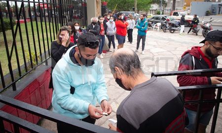 Este lunes los hinchas de Colón vuelven a la cancha bajo estrictas medidas de control sanitario. Este lunes los hinchas de Colón vuelven a la cancha bajo estrictas medidas de control sanitario.