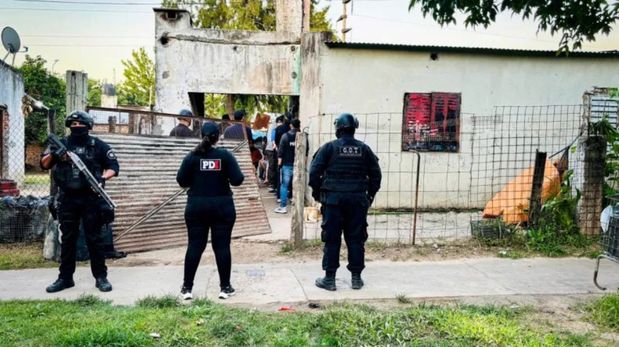 El adolescente fue arrestado tras allanamientos por el robo a una escuela en el norte de Santa Fe. También fue detenido un joven de 22 años.